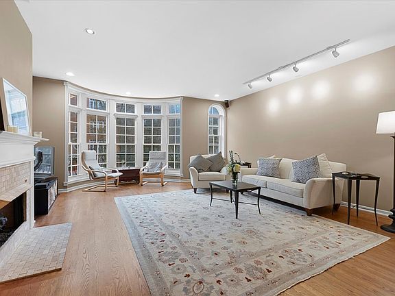 4th image of 632 W Wrightwood Ave APT 2E