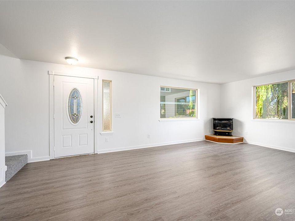 Living room with gas fireplace .