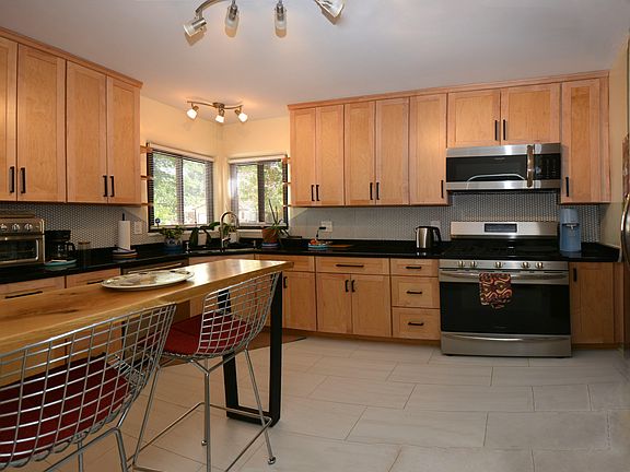 5th image of 313 Montclaire Dr NE