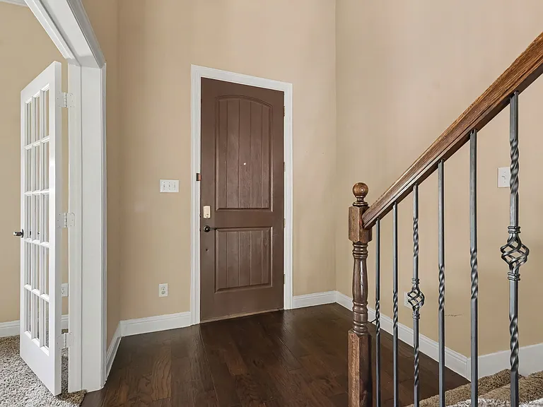 604 Darby Ln — Photo 5