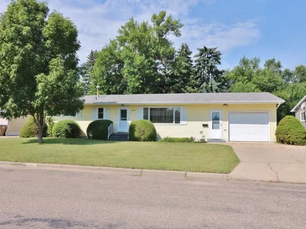 1726 1st St SE, Minot, ND 58701