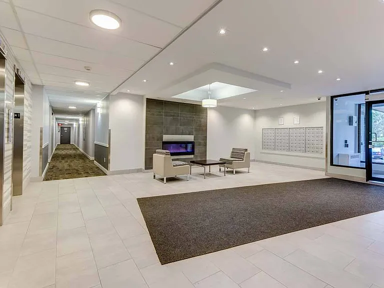 147 Wellington St W — Photo 1