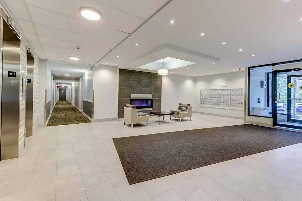 147 Wellington St W