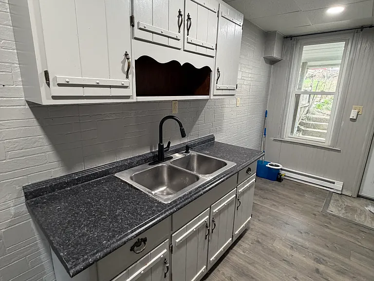 1219 W Walnut St — Photo 7