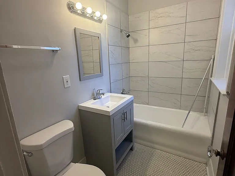 215-19 West Quincy Street — Photo 10