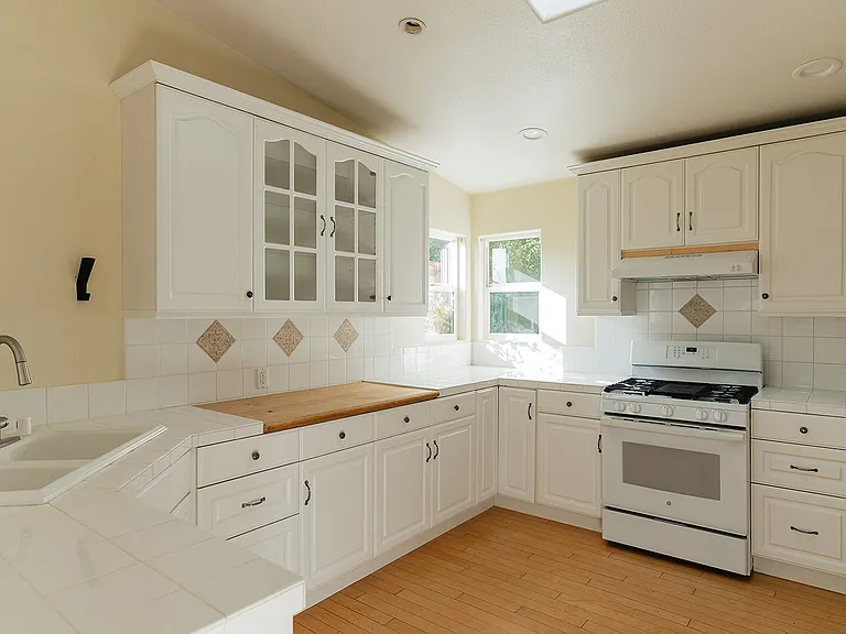 2841 Los Feliz Dr — Photo 9