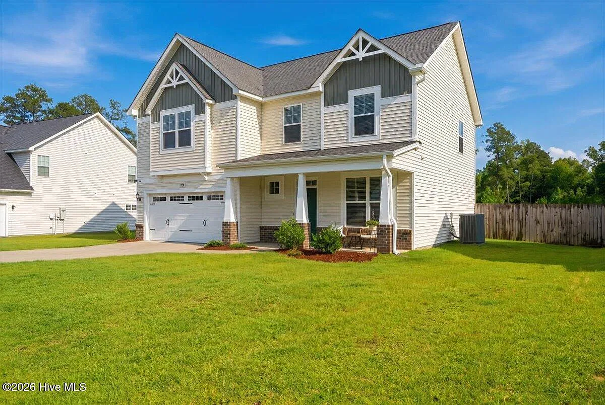 4 bed, 2.5 bath, 2300 sqft, $2,300 — Photo 2