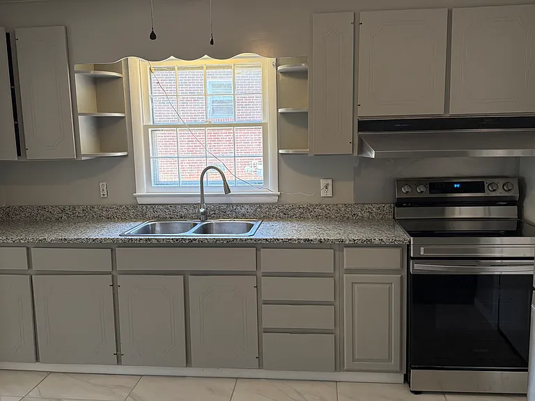 1923 Belcrest Dr — Photo 1