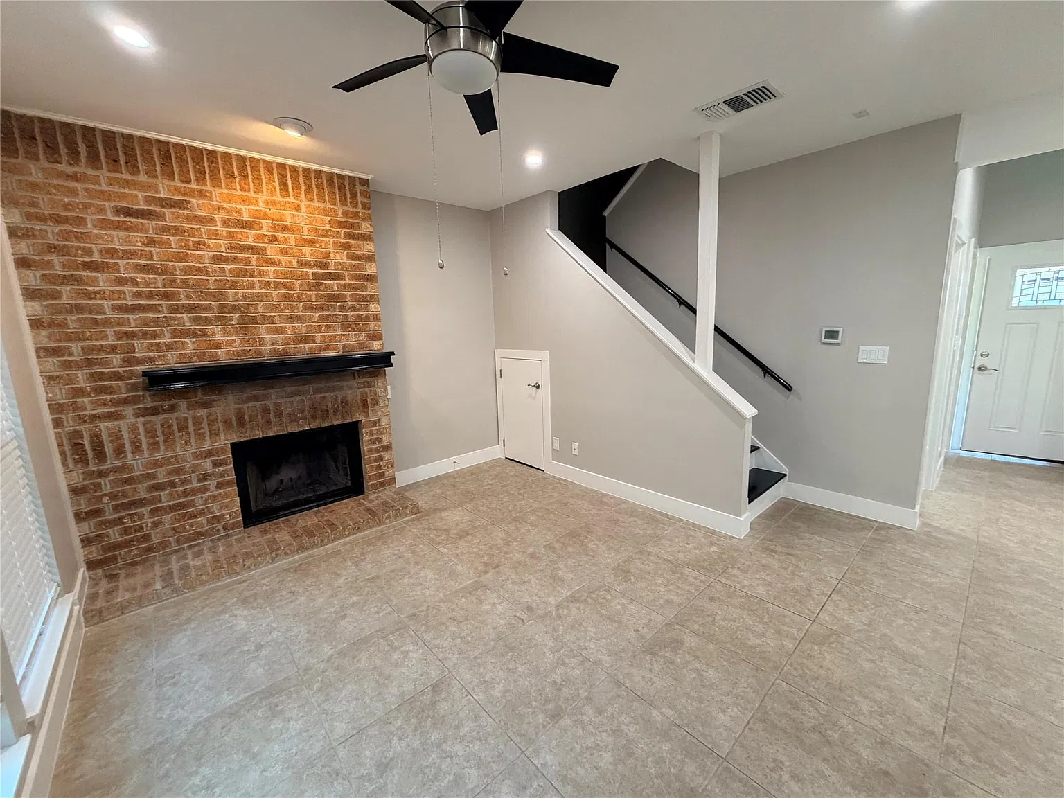 3 bed, 2.0 bath, 1080 sqft, $2,250 — Photo 2