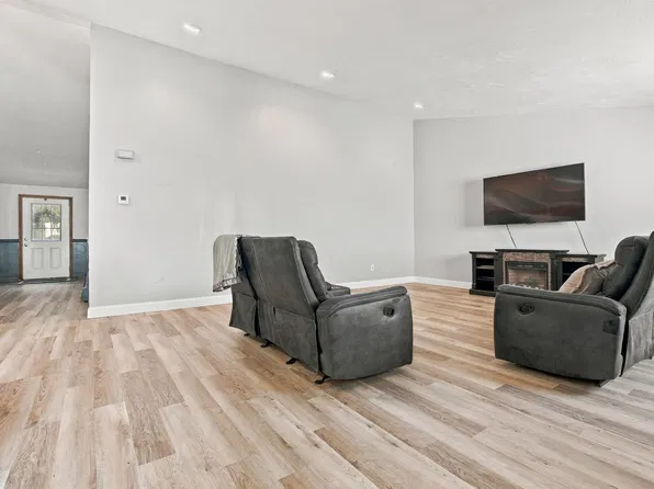 48 Lovering St APT 8, Medway, MA 02053