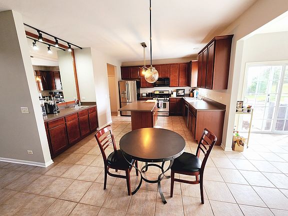 3rd image of 725 Sunglow Ct