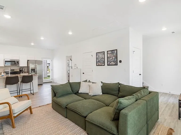1030 Indiana Ave — Photo 2