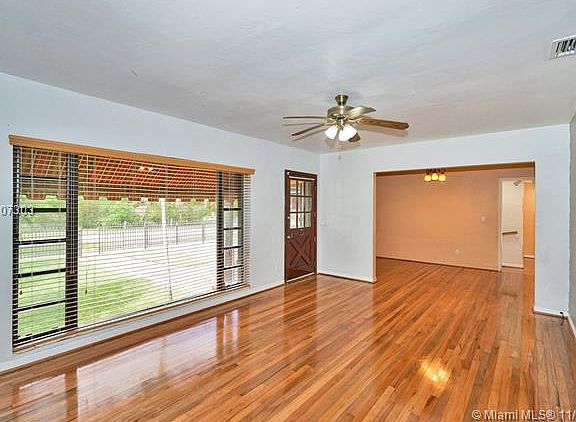3rd image of 1395 Ludlam Dr