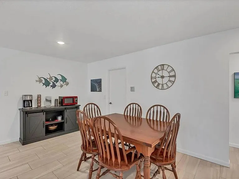 2410 Cass St — Photo 12