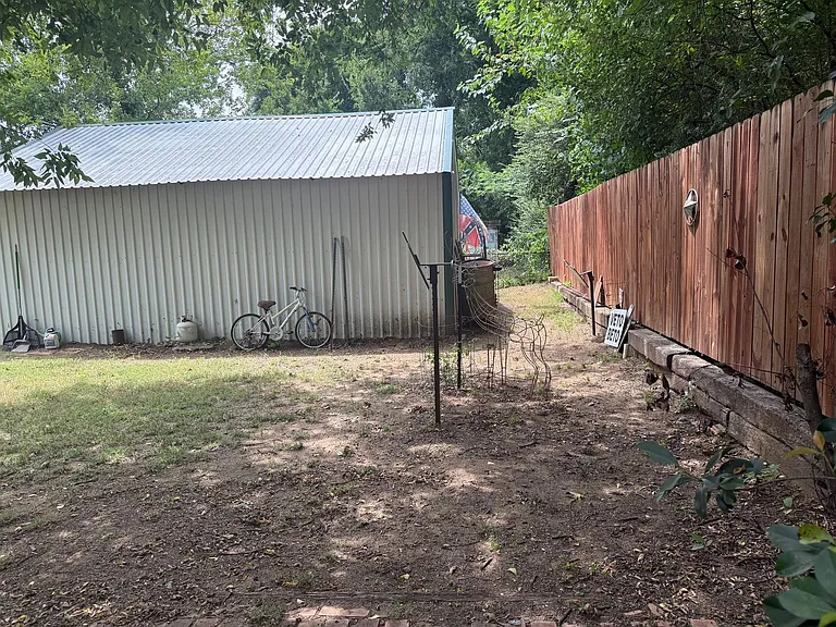 643 E South St — Photo 30