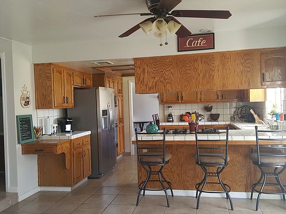 Kitchen bar area