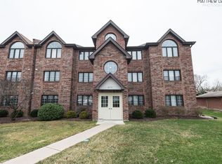 8771 Waterfront Dr APT 3B, Palos Hills, IL 60465