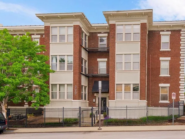 200 E 43rd St APT 306, Kansas City, MO 64111