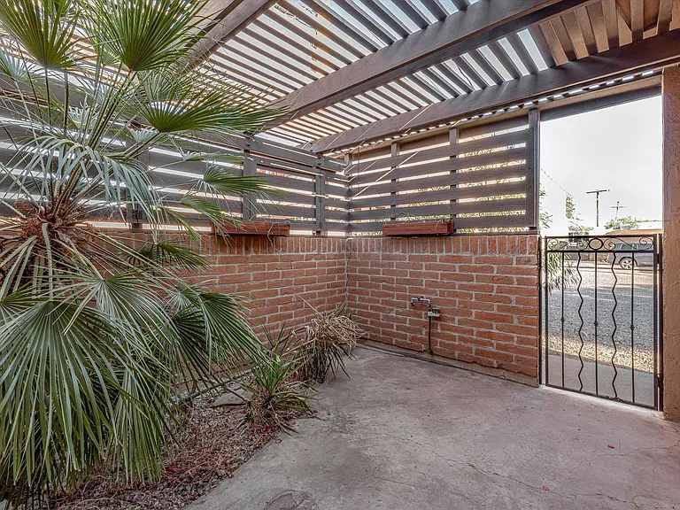 Riverside Suites — Photo 90