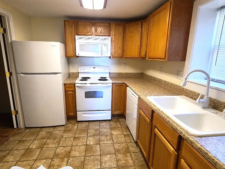 930 Hickman Rd #F — Photo 3