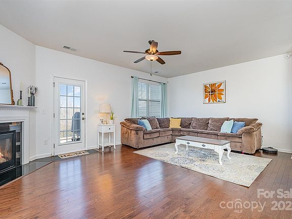 2nd image of 3322 Yarmouth Ln