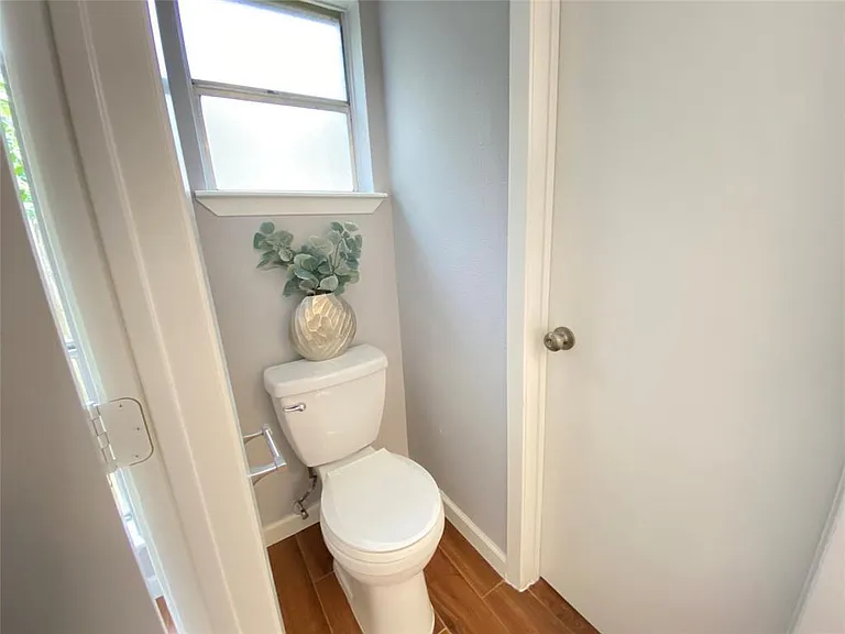 1011 Melford Ave — Photo 10