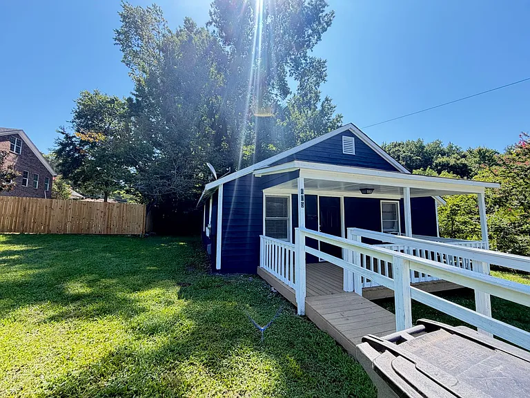 605 Grant Ave — Photo 2