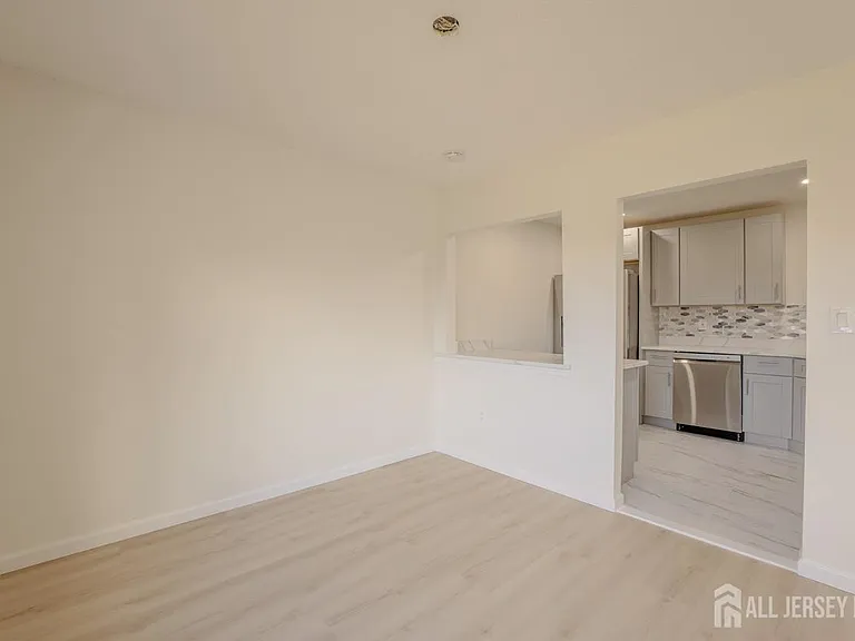 26 Farnham Sq — Photo 14