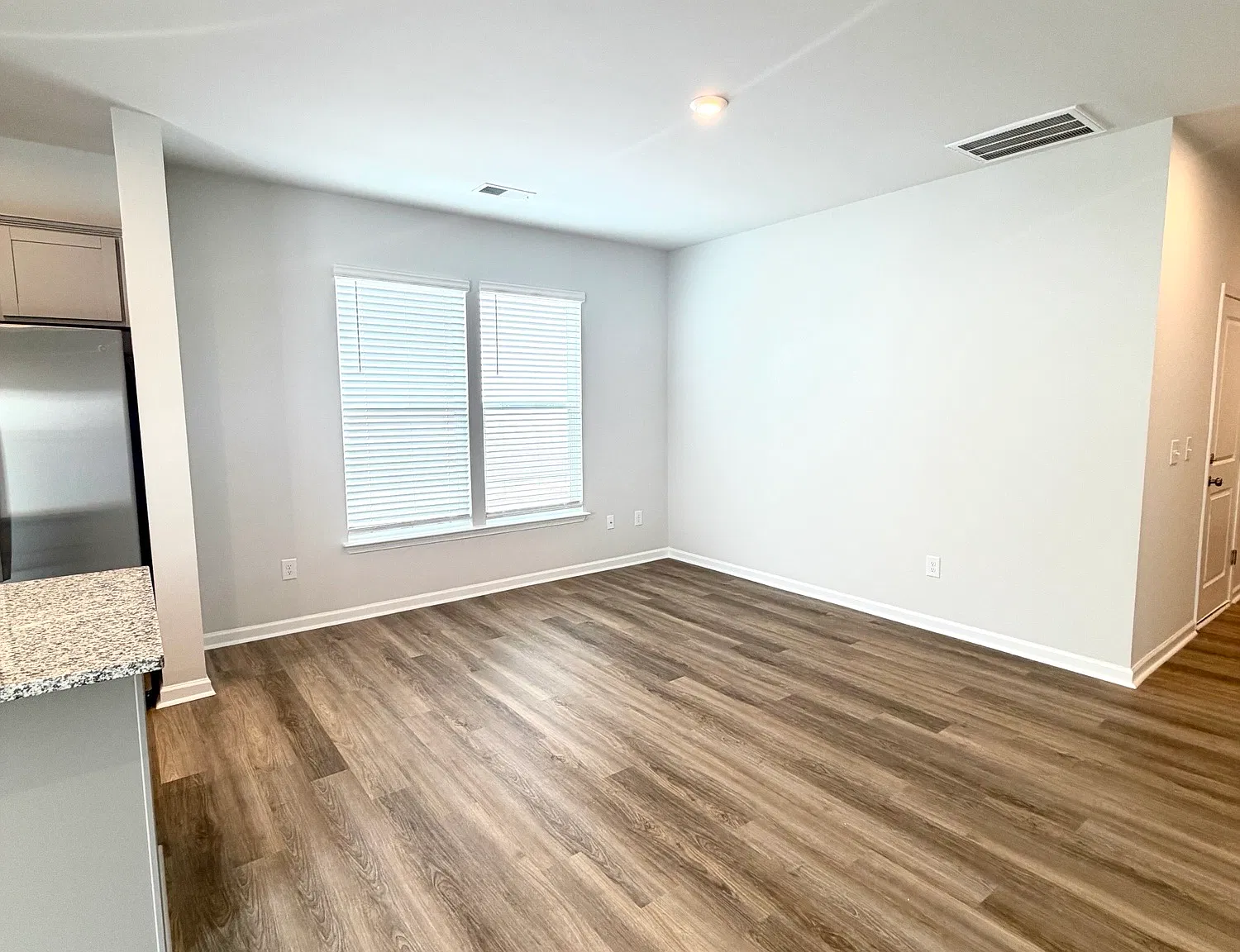 3 bed, 2.5 bath, 1470 sqft, $1,690 — Photo 4