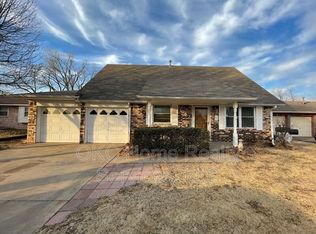 1057 W Main St, Moore, OK 73160