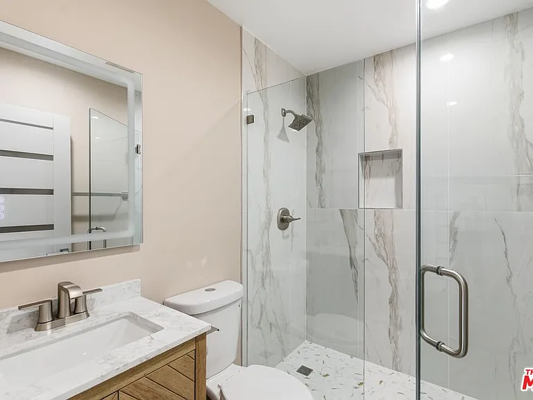 225 N Burlington Ave — Photo 9