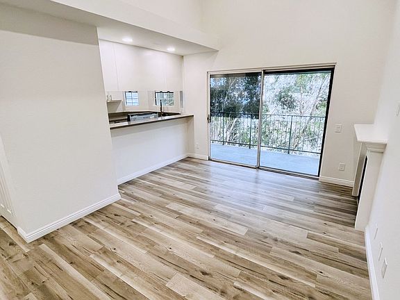 4th image of 1352 N Molino Ave #301