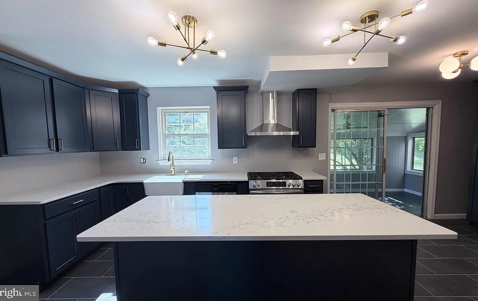 4 bed, 3.5 bath, 3512 sqft, $5,000 — Photo 2