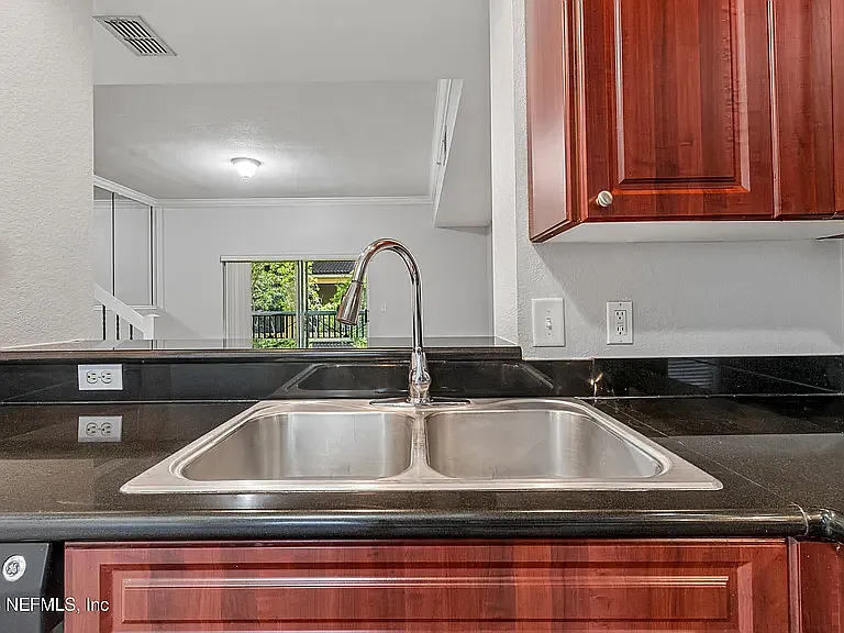 2 bed, 1159 sqft, $1,700 — Photo 4