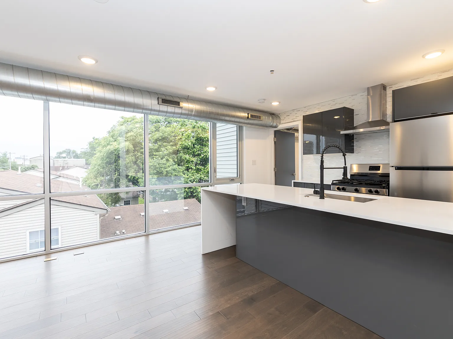 3 bed, 1300 sqft, $2,450 — Photo 3