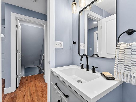 3rd image of 612 E Como Ave