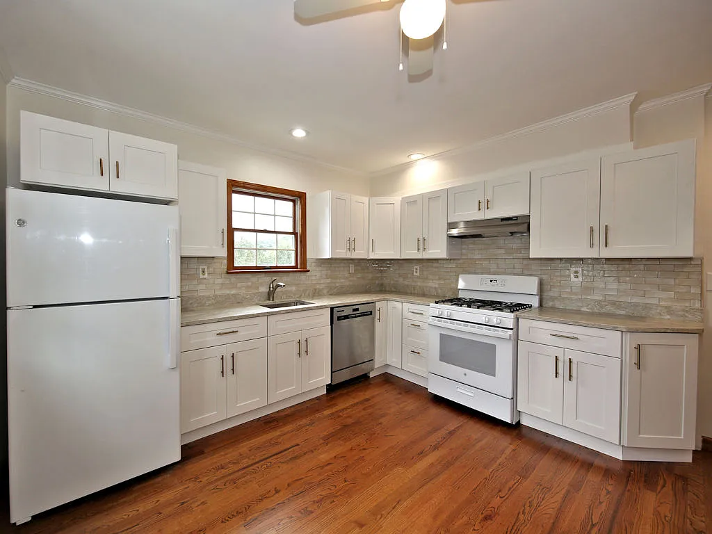 Apartment for Rent — Photo 2