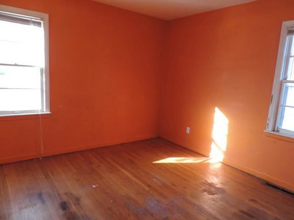 4th image of 836 W 24th Ter S