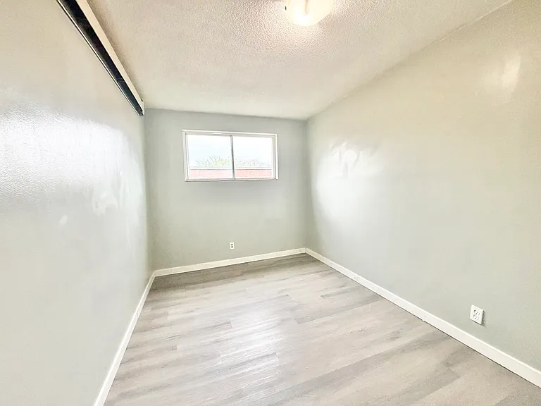 104 King Edward Ave — Photo 3