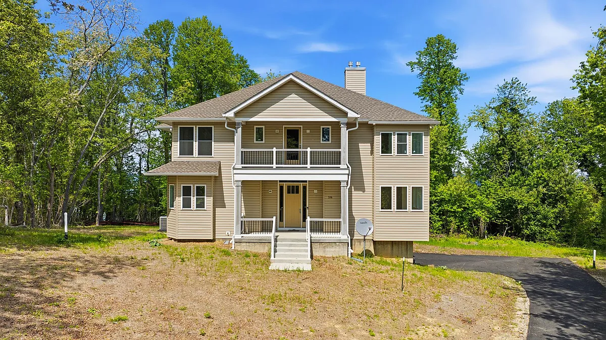Building Photo - 5116 Shore Dr