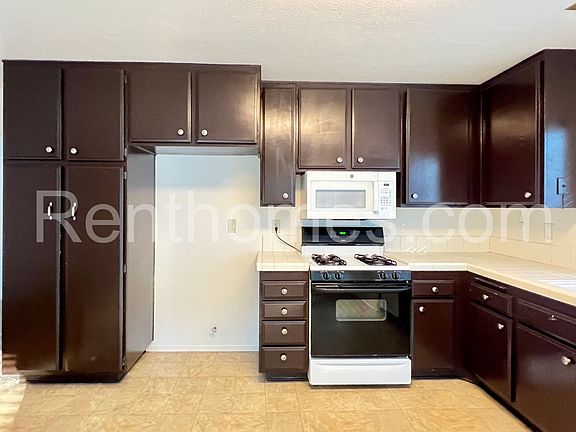 4th image of 7907 Flanders Dr