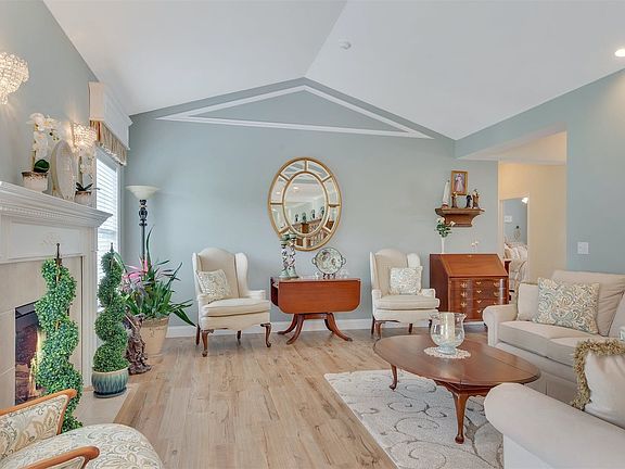 3rd image of 528 Highland Ct #528