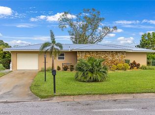 813 Gardenside Ct, Lehigh Acres, FL 33936