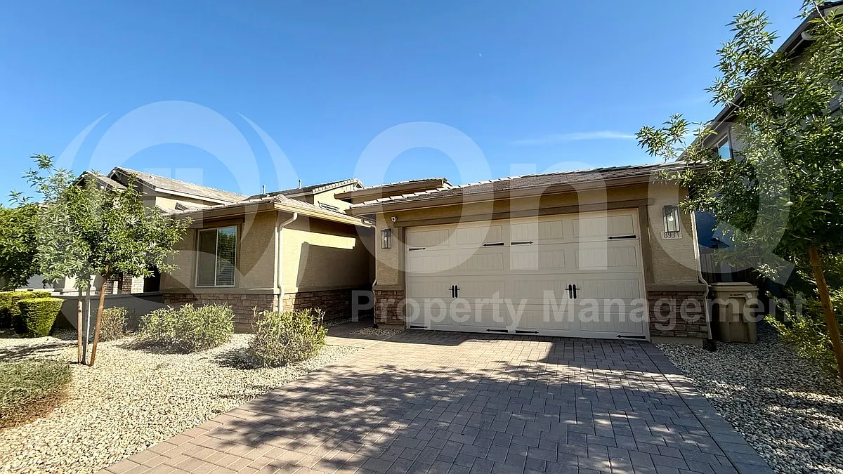 3 bed, 2.0 bath, 2006 sqft, $2,400 — Photo 3