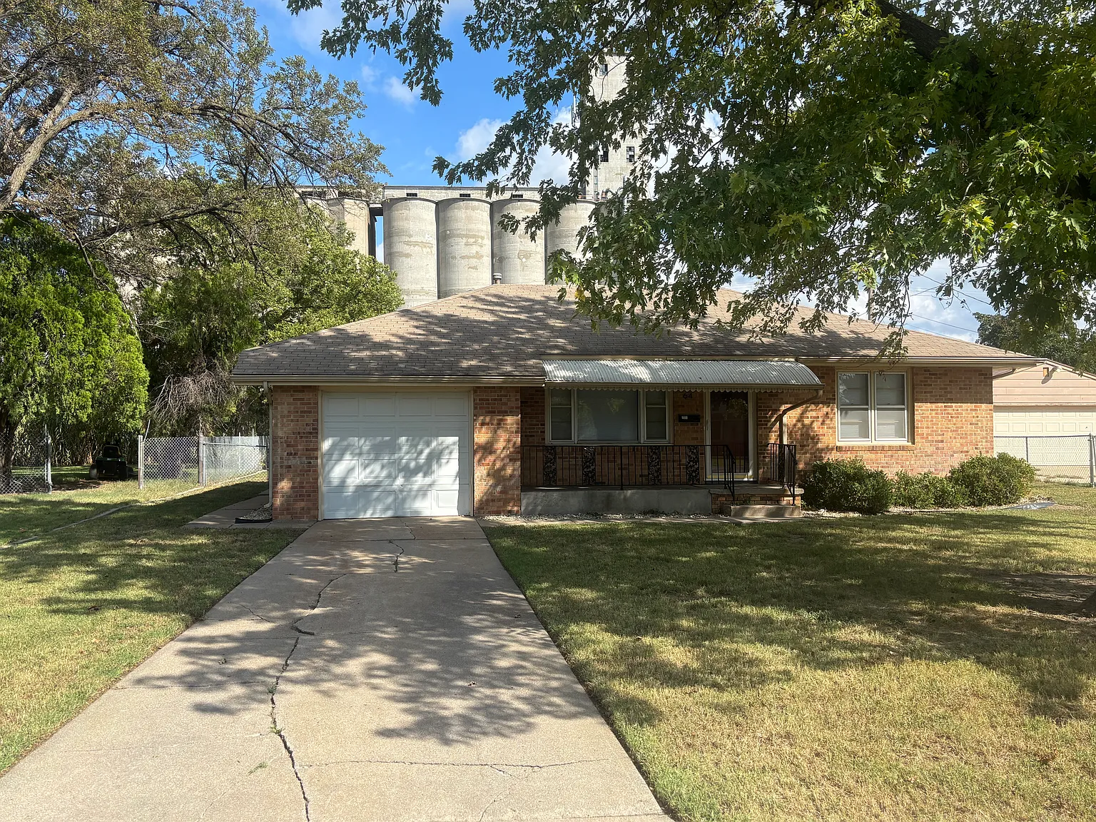 3 bed, 1256 sqft, $1,395 — Photo 2