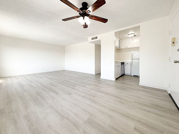 4th image of 12715-19 Vanowen St #204