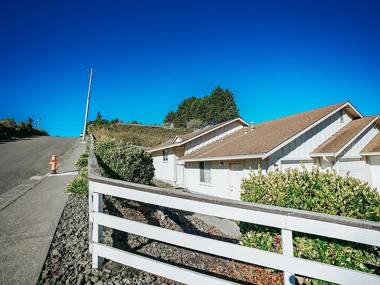 4190 Hillside Ct — Photo 45