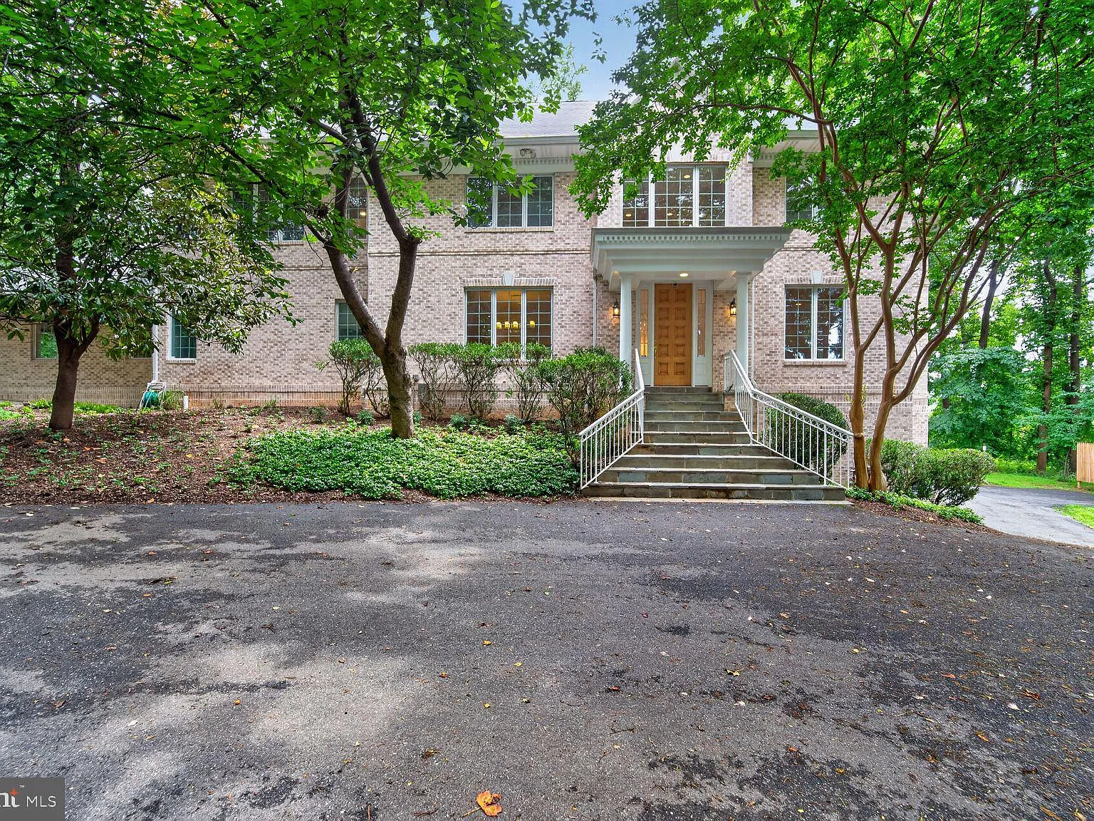 8 bed, 6.5 bath, 7626 sqft, $13,000 — Photo 3