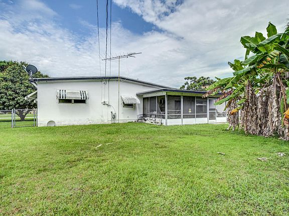3rd image of 213 SE Camino St