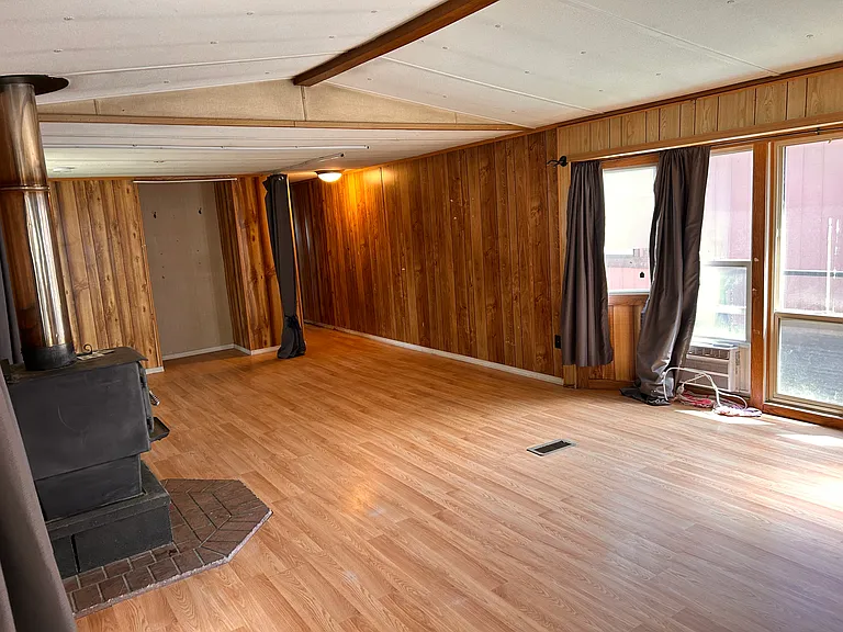 51356 Huntington Rd #4 — Photo 2